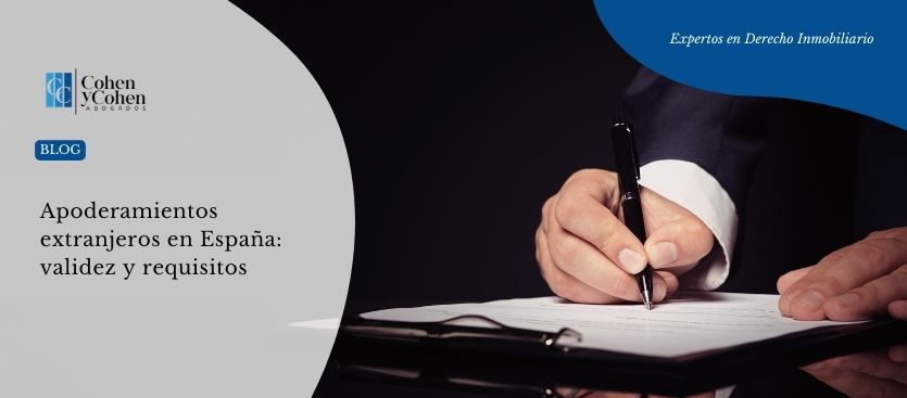 Foto de una mano firmando un documento para ilustrar el art&iacute;culo de "Apoderamientos extranjeros en Espa&ntilde;a: validez y requisitos", escrito por Cohen y Cohen